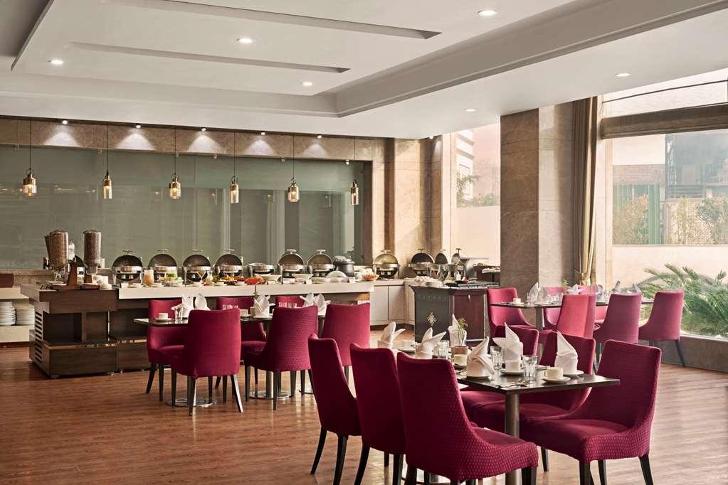 Ramada By Wyndham New Delhi Pitampura Hotell Restaurant bilde