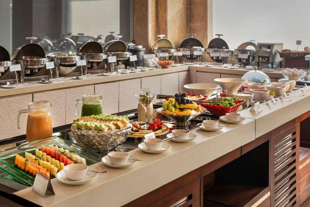 Ramada By Wyndham New Delhi Pitampura Hotell Restaurant bilde
