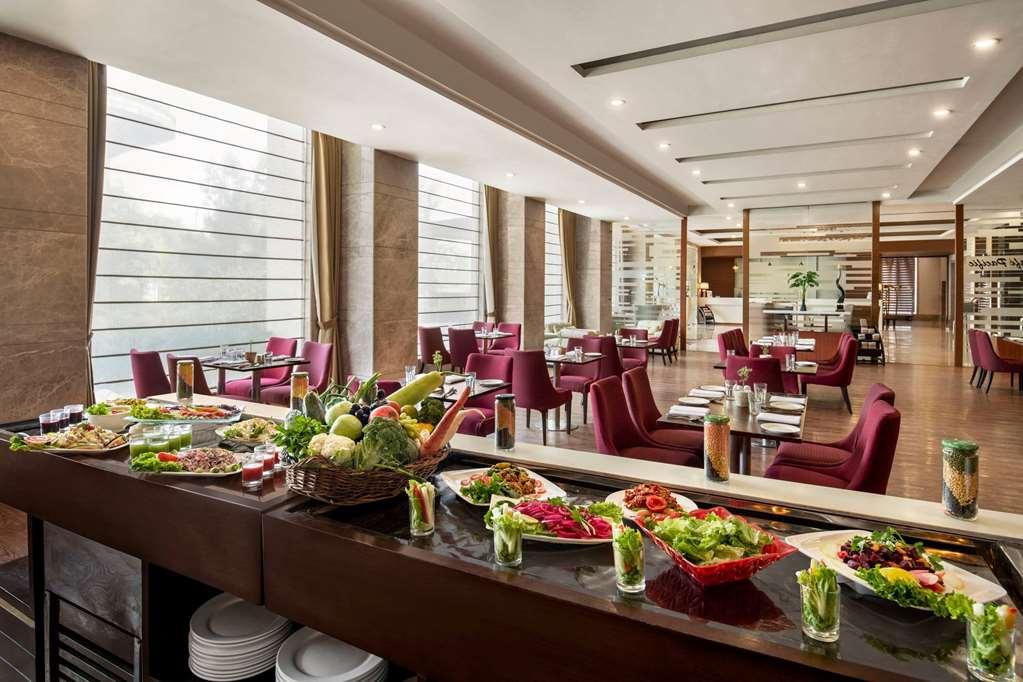 Ramada By Wyndham New Delhi Pitampura Hotell Restaurant bilde