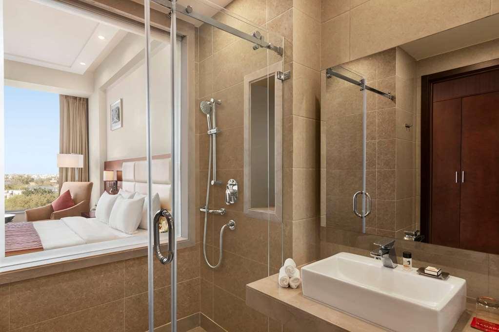 Ramada By Wyndham New Delhi Pitampura Hotell Eksteriør bilde