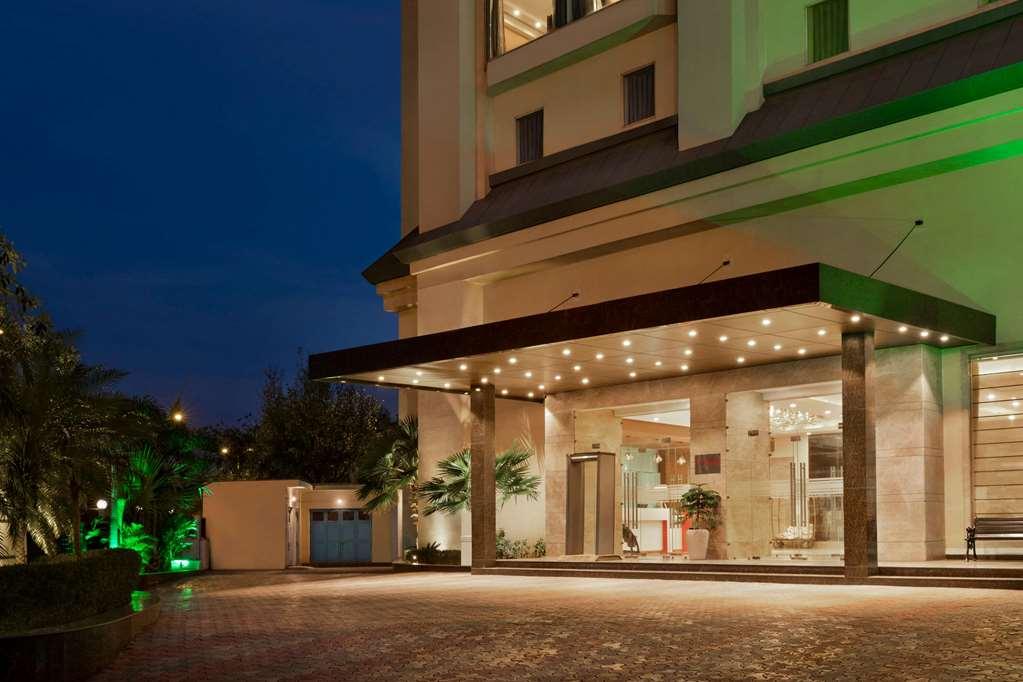 Ramada By Wyndham New Delhi Pitampura Hotell Eksteriør bilde